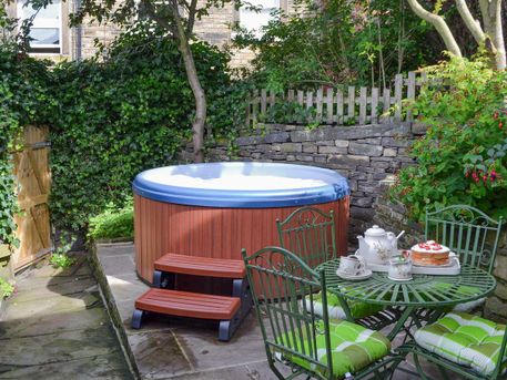 Self Catering Cottages Holmfirth | Hot Tub 