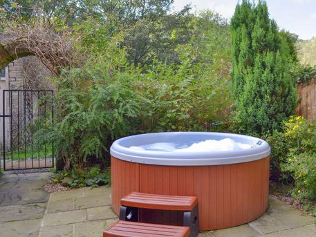 Mallard Holiday Cottage with hot tub and Short Breaks in Holmfirth